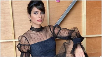 Urban ρομαντισμός | To παραμυθένιο φόρεμα της Ηλιάνας Παπαγεωργίου ταιριάζει τέλεια τα φετινά Χριστούγεννα