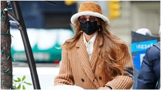 Gigi Hadid | Η εμφάνιση της με το must-have αξεσουάρ του χειμώνα