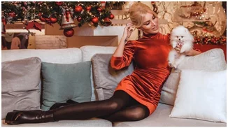 Θηλυκή και αριστοκρατική | H Κατερίνα Καινούργιου με μίνι βελούδινο φόρεμα που κοστίζει λιγότερο από 50 ευρώ