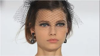 Σε δημοπρασία σπάνια κοσμήματα που σχεδίασε ο Karl Lagerfeld