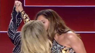 J2US | Η ιστορική συνάντηση Βίσση - Βανδή και το φιλί on stage, οι μεγάλοι νικητές και τα highlights