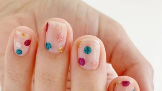 Πρόλαβες να κλείσεις ραντεβού για νύχια; 15 χριστουγεννιάτικα μανικιούρ που πρέπει να ζητήσεις