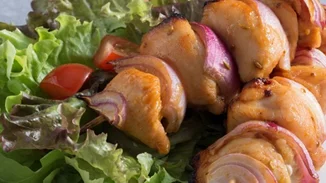 Σουβλάκι κοτόπουλου σε αρωματική μαρινάδα