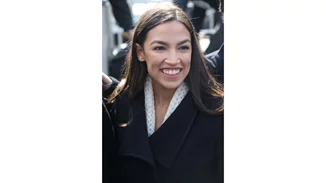 H Alexandria Ocasio-Cortez έκανε το εμβόλιο κατά του Covid-19 και περιγράφει την εμπειρία της