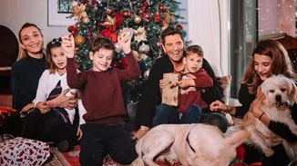 Ο Σάκης Ρουβάς και η Κάτια Ζυγούλη στόλισαν το Χριστουγεννιάτικο δέντρο του σπιτιού τους