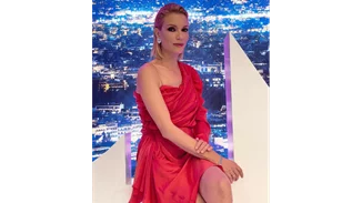 Η Βίκυ Καγιά εντυπωσίασε ξανά με ένα κόκκινο φόρεμα