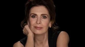 Η Κατερίνα Διδασκάλου στολίζει χριστουγεννιάτικο δέντρο στη βεράντα του σπιτιού της