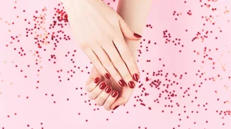 Velvet nails | Το trend στα νύχια που έχει κατακλύσει το Instagram