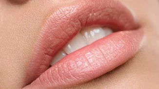 Απολέπιση χειλιών | Γιατί πρέπει να τη βάλεις στη ζωή σου αν θες απαλά, ενυδατωμένα χείλη