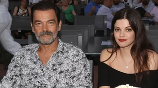 Κωνσταντίνος και Τζένη Καζάκου | Η τρυφερή αγκαλιά δίπλα στη θάλασσα