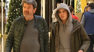 O Γιάννης Λάτσιος στόλισε χριστουγεννιάτικο δέντρο με τον 18χρονο γιο του, Άγγελο