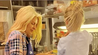 Στην κουζίνα με τη μικρή Μαρίνα | Η Ελένη Μενεγάκη φτιάχνει χριστουγεννιάτικα κουλούρια με την κόρη της