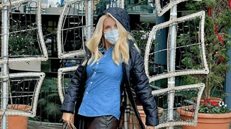 «Τραγουδώντας στη βροχή» | Η βόλτα της Ελένης Μενεγάκη με casual outfit