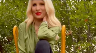 Στην τσουλήθρα του κήπου της | Η Ελένη Μενεγάκη στέλνει το δικό της μήνυμα στους θαυμαστές της