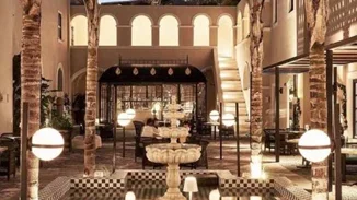 O Μποτρίνι σε νέο εστιατόριο στη Σαντορίνη | «Στον εσωτερικό κήπο παλιού καθολικού μοναστηριού»