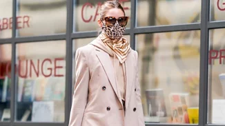 Match the mask | 8 celebrities συνδυάζουν τις μάσκες με τα looks τους