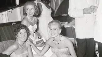 Πάνω στην επιβλητική Κρεολή το '60 | H σπάνια φωτογραφία της Ευγενίας Νιάρχου με τον γιο της, Φίλιππο