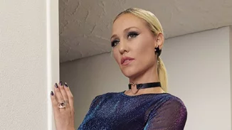 Πηνελόπη Αναστασοπούλου | Ποζάρει με αισθησιακό ανδρόγυνο look και δείχνει την εξαιρετικά αδυνατισμένη σιλουέτα της