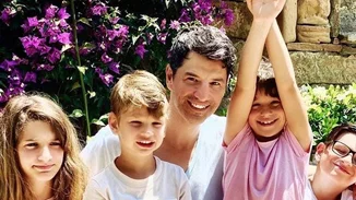 Σάκης Ρουβάς | Η τρυφερή φωτογραφία με τα τέσσερα παιδιά του