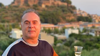 Φώτης Σεργουλόπουλος | Η σπάνια φωτογραφία με τη μητέρα και τον αδερφό του - Έβγαλαν την ίδια οικογενειακή λήψη 51 χρόνια μετά