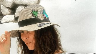 Σοφία Αλιμπέρτη | Με total white outfit σε σπάνια φωτογραφία από τη βόλτα της στην Πάρο