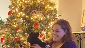 Βίκυ Σταυροπούλου |  «Ανοίγει» το σπίτι της και ποζάρει στο στολισμένο σαλόνι