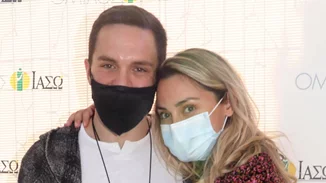 Βασιλική Μιλλούση | Με αέρινο floral φόρεμα στην έξοδο από το μαιευτήριο με τον Λευτέρη Πετρούνια και τη νεογέννητη κόρη τους