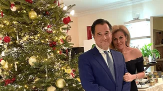 Ευγενία Μανωλίδου - Άδωνις Γεωργιάδης | «Ανοίγουν» το σπίτι τους και ποζάρουν μπροστά από το χριστουγεννιάτικο δέντρο