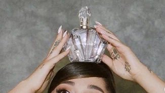 Η Ariana Grande έκανε το it μανικιούρ της χρονιάς για να δείξει το δαχτυλίδι του αρραβώνα της