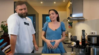 Κρυσταλλία Ρήγα | Φτιάχνει pancakes με super φουσκωμένη κοιλίτσα λίγο πριν γεννήσει (vid)