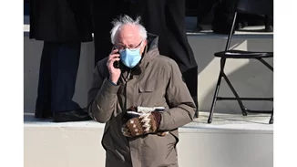 #BerniesMittens | Το Twitter λάτρεψε τα μάλλινα γάντια του Bernie Sanders