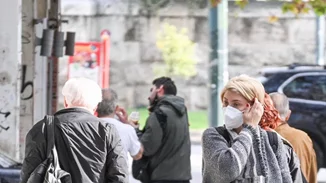 Σία Κοσιώνη | Με casual look για βόλτα με τον γιο της, Δήμο (pics)