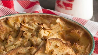 Πουτίγκα με μήλα και σταφίδες