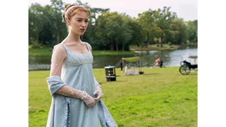 Phoebe Dynevor | Η ανησυχία της πρωταγωνίστριας του Bridgerton για τον 2ο κύκλο της σειράς