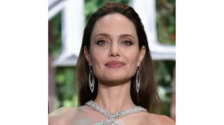H total white εμφάνιση της Angelina Jolie