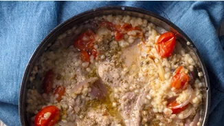 Κρασάτες χοιρινές μπριζόλες με ντοματίνια και τραχανά