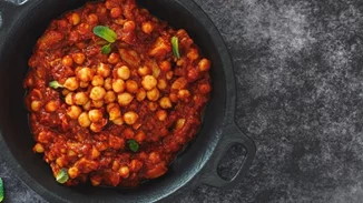 Μελιτζάνα, ρεβίθια και ντομάτα