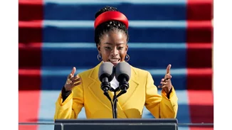 Το μήνυμα του Έλληνα σχεδιαστή Νίκου Κούλη για τα σκουλαρίκια που φόρεσε η Amanda Gorman στην ορκωμοσία