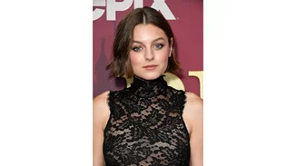 Emma Corrin | Μετά το The Crown πρωταγωνιστεί στην καμπάνια της Miu Miu