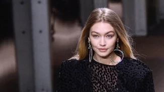 H Gigi Hadid ποζάρει με super girly χτένισμα παρέα με τη μαμά της