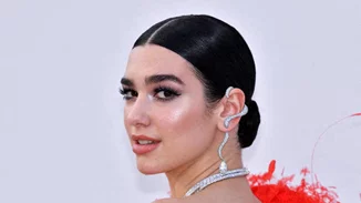 Η Dua Lipa φόρεσε το πιο stylish hair accessory της σεζόν