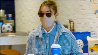 H Gigi Hadid πέτυχε το τέλειο μονόχρωμο σύνολο στις αποχρώσεις του μπλε