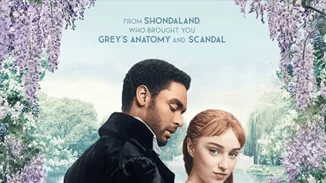 Ο Regé-Jean Page βάζει τέλος στις φήμες για τη σχέση του με την Phoebe Dynevor