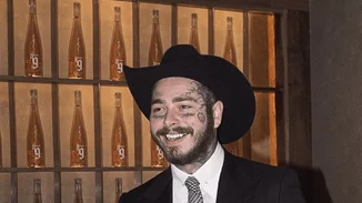 Ο Post Malone δωρίζει 10.000 Crocs με την υπογραφή του σε ιατρικό και νοσηλευτικό προσωπικό στις ΗΠΑ