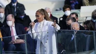 Η Jennifer Lopez στην ορκωμοσία του Joe Biden με το πιο glamorous beauty look