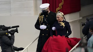 To stylish χτένισμα που επέλεξε η Lady Gaga για να τραγουδήσει στην ορκωμοσία του Joe Biden