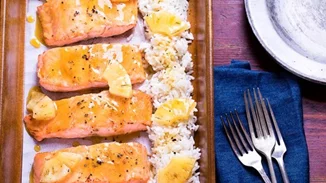 Σολομός με σάλτσα μάνγκο-ανανά