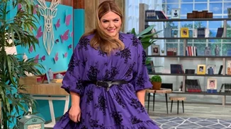 Δανάη Μπάρκα | Φόρεσε τα μαύρα μποτάκια που δεν πρέπει να λείπουν από τη συλλογή σου