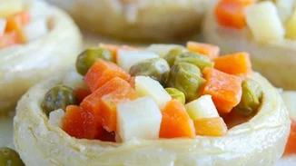 Αγκινάρες με σάλτσα από λαχανικά και γιαούρτι