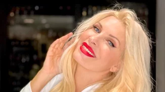 Ελένη Μενεγάκη | Η φωτογράφιση σε περιοδικό με σγουρά καστανά μαλλιά